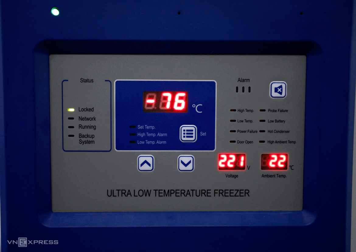 In all, VNVC has prepared 51 of such freezers where temperatures kept at minus 8 degrees. The company also has three super cold facilities in which temperatures range from minus 86 to minus 46 degrees Celcius should Vietnam imports other types of Covid-19 vaccines in the future. The company has put those facilities in HCMC, Da Nang and Hanoi. Its super-cold storage system is equipped with an GSM alarm system, a wireless security product and remote device control, and all cold and ultra-cold storage facilities are equipped with high-tech on-site and remote temperature monitoring systems.