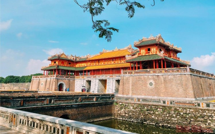 Admiring slice of time on vestige in Hue Imperial Citadel - Nhan Dan Online