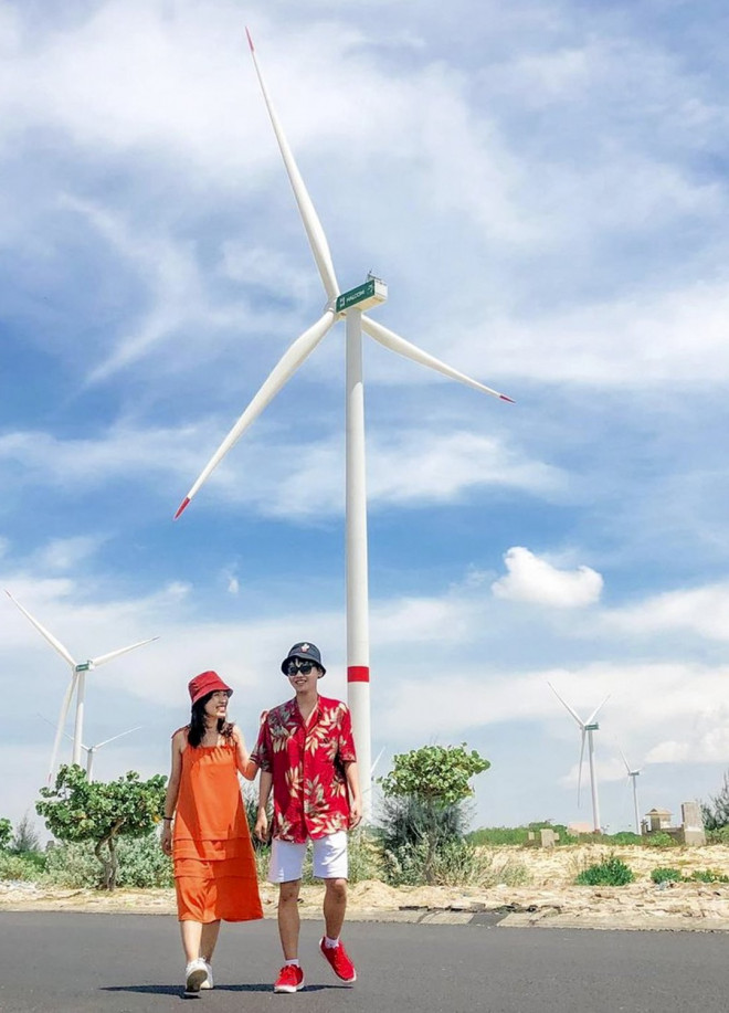 Play all the 5 most beautiful wind power fields in Vietnam in the summer - 1