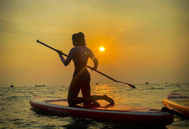 Cuối tuần đi đâu: Trải nghiệm chèo sup tại phố biển Vũng Tàu