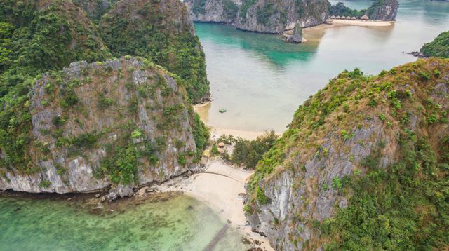 In the heart of Hai Phong, there is an island with 2 sea surfaces, the blue water is like the Maldives version of Vietnam - Photo 4.