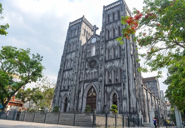 Hanoi Cathedral completes a new coat, keeping its ancient and mossy beauty intact - Photo 2.