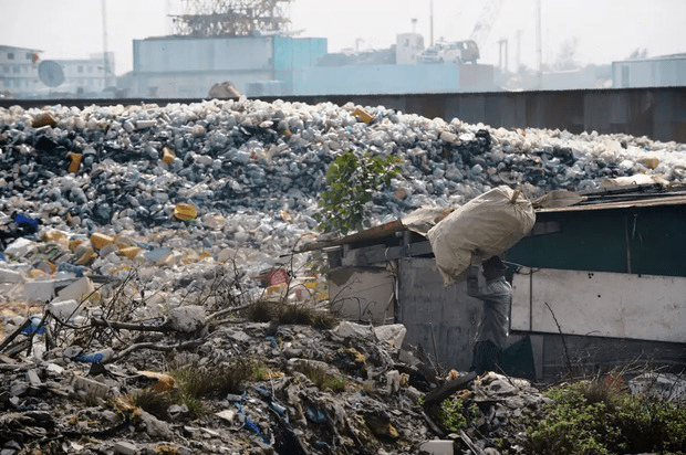 Close-up of trash island - artificial scar between Maldives tourist paradise - Photo 3.
