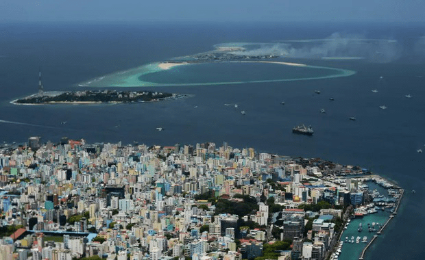 Close-up of trash island - artificial scar between Maldives tourist paradise - Photo 4.