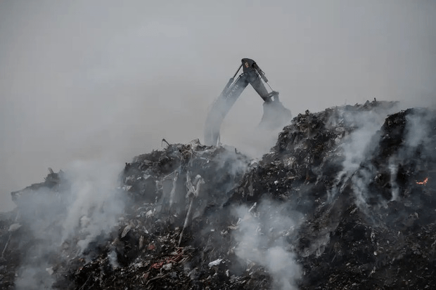 Close-up of trash island - artificial scar between Maldives tourist paradise - Photo 5.