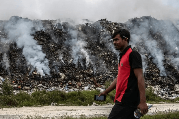 Close-up of trash island - artificial scar between Maldives tourist paradise - Photo 6.