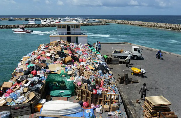 Close-up of trash island - artificial scar between Maldives tourist paradise - Photo 8.