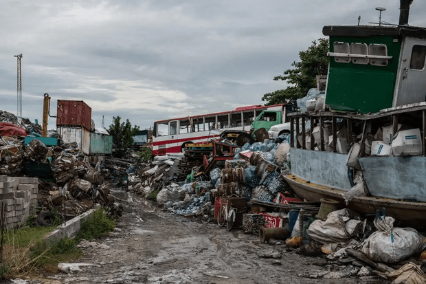 Close-up of trash island - artificial scar between Maldives tourist paradise - Photo 9.
