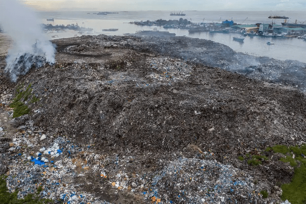 Close-up of trash island - artificial scar between Maldives tourist paradise - Photo 2.