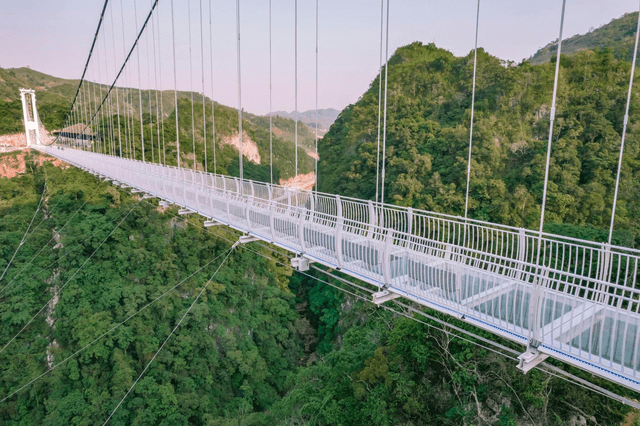 Going to Moc Chau this summer to enjoy ripe plums, you must definitely visit the Bach Long glass bridge: A beautiful virtual living place like a fairyland - Photo 4.