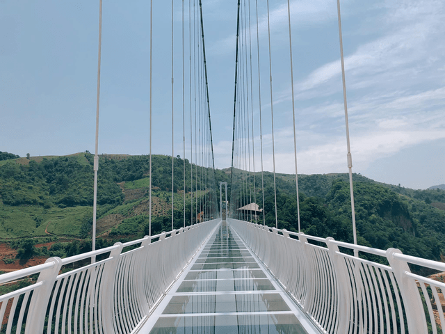 Going to Moc Chau this summer to enjoy ripe plums, you must definitely visit Bach Long glass bridge: A beautiful virtual living place like a fairyland - Photo 5.