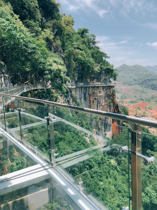 Going to Moc Chau this summer to enjoy ripe plums, you must definitely visit the Bach Long glass bridge: A beautiful virtual living place like a fairyland - Photo 6.