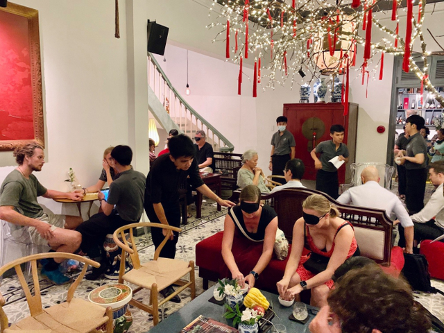 The restaurant experience has a 1-0-2 in the heart of Saigon: The space is as dark as ink, the service staff is super strange but still receives a 'rain' of compliments! - Photo 5.