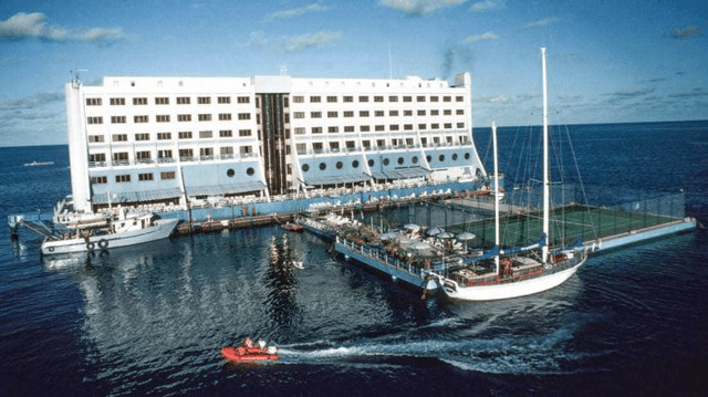 The 5-star 'floating hotel' used to be 'parked' on the Saigon River: In the 90s, the price was 8 million VND/night, including a tennis court, a helipad... but the current picture is sad! - Photo 2.