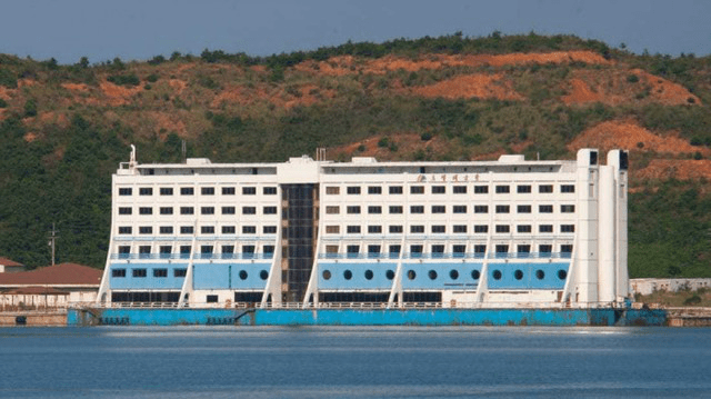 The 5-star 'floating hotel' used to be 'parked' on the Saigon River: In the 90s, the price was 8 million VND/night, including a tennis court, a helipad... but the current picture is sad! - Photo 11.
