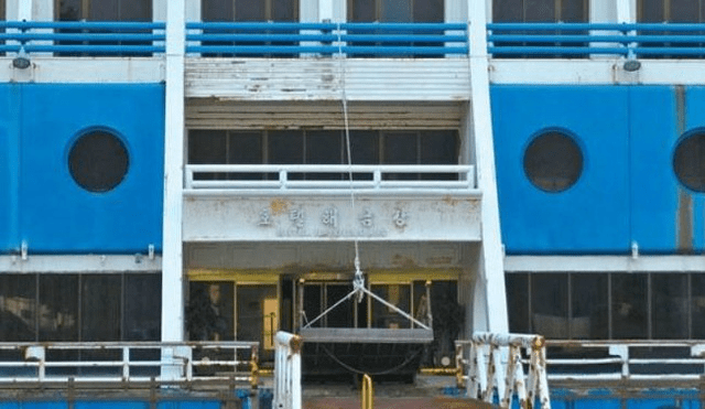 The 5-star 'floating hotel' used to be 'parked' on the Saigon River: In the 90s, the price was 8 million VND/night, including a tennis court, a helipad... but the current picture is sad! - Picture 12.