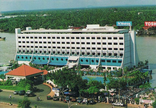The 5-star 'floating hotel' used to be 'parked' on the Saigon River: In the 90s, the price was 8 million VND/night, including a tennis court, a helipad... but the current picture is sad! - Photo 5.