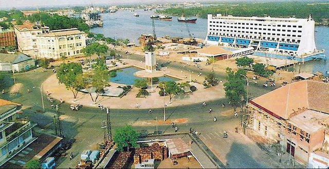 The 5-star 'floating hotel' used to be 'parked' on the Saigon River: In the 90s, the price was 8 million VND/night, including a tennis court, a helipad... but the current picture is sad! - Photo 6.
