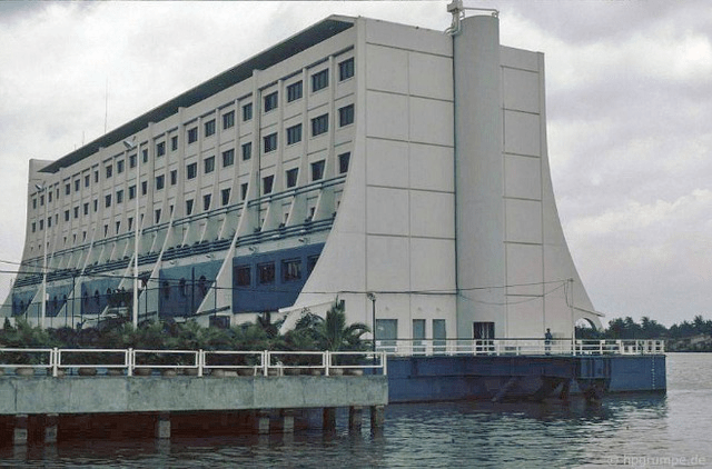 The 5-star 'floating hotel' used to be 'parked' on the Saigon River: In the 90s, the price was 8 million VND/night, including a tennis court, a helipad... but the current picture is sad! - Photo 7.