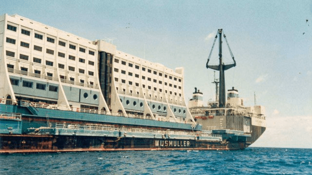 The 5-star 'floating hotel' used to be 'parked' on the Saigon River: In the 90s, the price was 8 million VND/night, including a tennis court, a helipad... but the current picture is sad! - Photo 1.