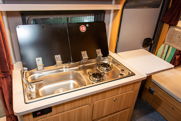 The person who brought the Caretta Uncle mobile home to Vietnam explained how to register, how to get a driver's license, how to tow a car - Photo 14.