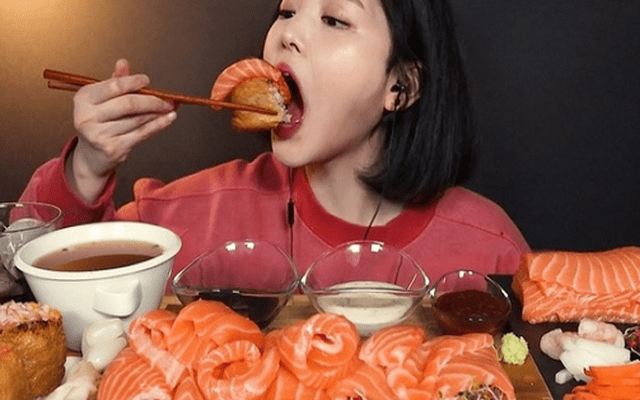 Surprisingly, when a study in the US showed that eating a lot of fish causes cancer, it turns out that there is a hidden cause that few people know