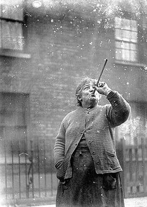 Before there were alarm clocks, how did people get up on time? Interesting inventions after modern people also have to admire - Photo 4.