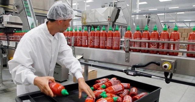 Sriracha temporarily stopped selling chili sauce because of lack of... chili - Photo 2.
