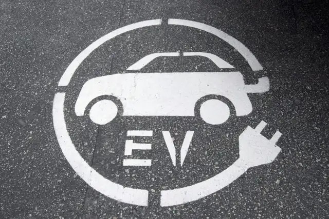 Gasoline prices increase, electric cars "one step to the cloud", sales increase rapidly and tend to become "everybody's vehicle, but "wearing the iron heel" can't find a place to repair just for a reason. reason - Photo 2.