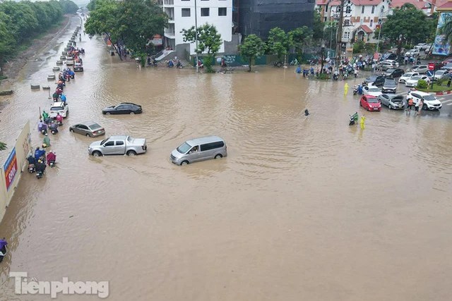 Notes when driving a car in the rainy season - Photo 1.