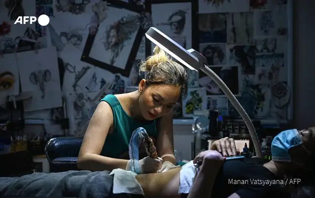 Vietnam's scar-covering witch entered the top Forbes Under 30 Asia: Famous for getting tattoos to heal wounds, was ridiculed when she first started working - Photo 3.