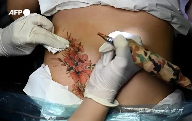 Vietnam's scar-covering witch entered the top Forbes Under 30 in Asia: Famous for getting tattoos to heal wounds, was ridiculed when she first started working - Photo 5.