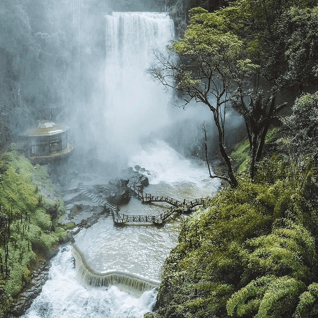 What in the village in Vietnam is likened to the Arc de Triomphe Paris because of its beautiful planning? Located in a poetic land, nature favors paradise-like scenes - Photo 5.