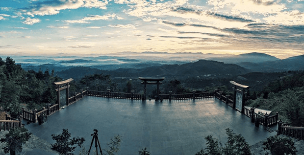 What in the village in Vietnam is likened to the Arc de Triomphe Paris because of its beautiful planning? Located in a poetic land, nature favors paradise-like scenes - Photo 8.