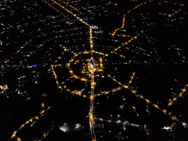 What in the village in Vietnam is likened to the Arc de Triomphe Paris because of its beautiful planning? Located in a romantic land, nature favors paradise-like scenes - Photo 2.