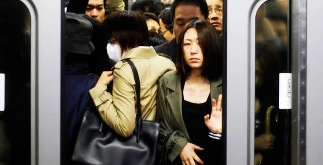 As a leading civilized country in the world, why don't the Japanese give up their seats to the elderly? - Photo 1.
