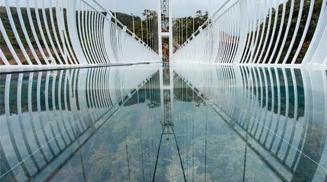 8 world record-breaking bridges: Vietnam has one, the scenery is like a dreamland, challenging adventurers - Photo 6.