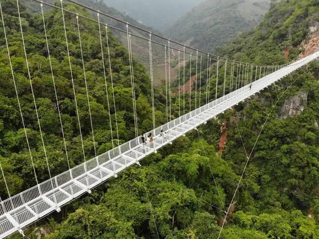 8 world record-breaking bridges: Vietnam has one, the scenery is like a dreamland, challenging adventurers - Photo 7.