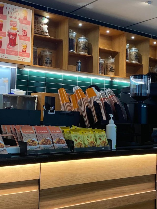 The Coffee House gives up glass, uses plastic cups and vibrating cards at the store, following in the footsteps of "coffee chain bosses" Highlands Coffee, Starbucks... - Photo 2.