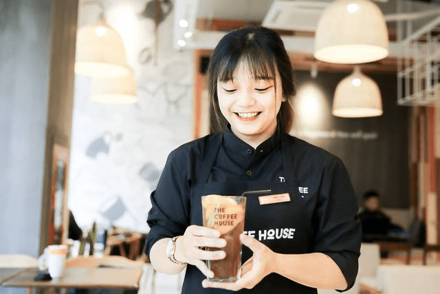 The Coffee House gives up glass, uses plastic cups and vibrating cards at the store, following in the footsteps of "coffee chain bosses" Highlands Coffee, Starbucks... - Photo 5.