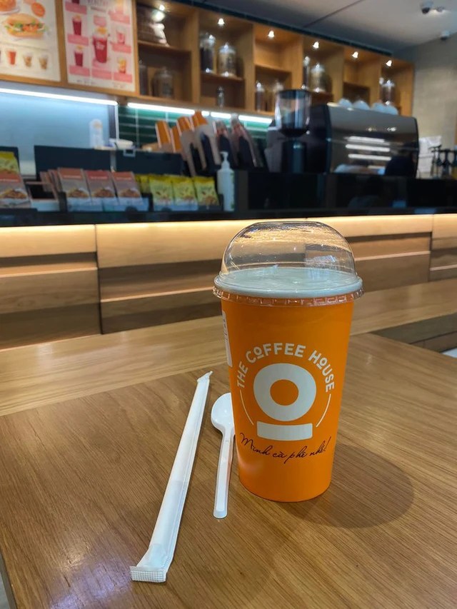 The Coffee House gives up glass, uses plastic cups and vibrating cards at the store, following in the footsteps of "coffee chain bosses" Highlands Coffee, Starbucks... - Photo 1.