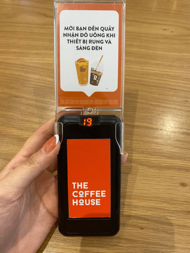 The Coffee House gives up glass, uses plastic cups and vibrating cards at the store, following in the footsteps of "coffee chain bosses" Highlands Coffee, Starbucks... - Photo 3.