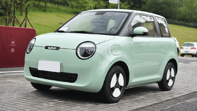 The series of electric cars has a super cheap price of only 90 million VND, with one causing a fever with a travel range of more than 300 km - Photo 3.