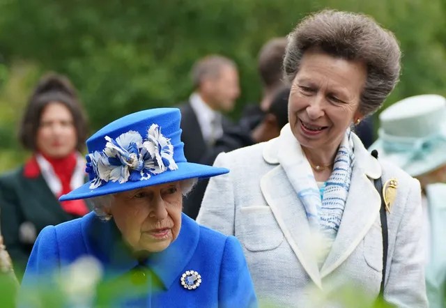 Little is known about the life of the Queen's four children - Photo 5.