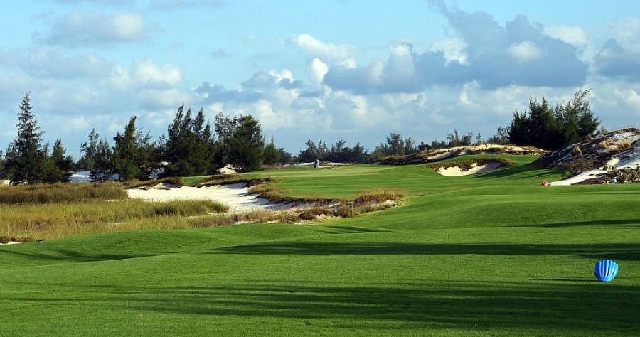 FLC Golf Links Quang Binh is the largest golf course complex in Vietnam with a total of 10 golf courses - 180 coastal holes. (Image: FLC Biscom)