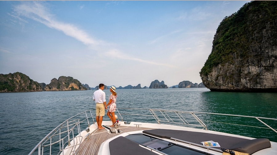 Photo 1: Tourists explore Ha Long Bay on a private yacht. (Image: FLC Ha Long)