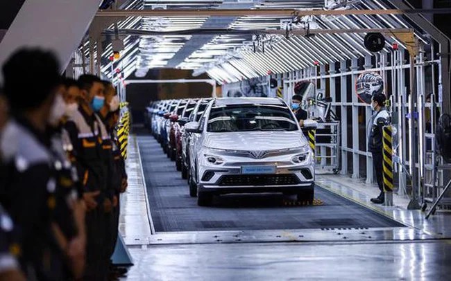In the first 8 months of 2022, how much does automobile consumption in Vietnam rank in Southeast Asia?