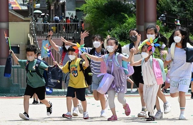 Thousands of kindergartens in South Korea closed because people refused to give birth - Photo 3.