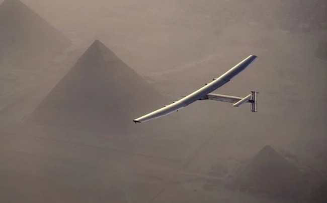 The journey of a solar plane around the world without a drop of fuel