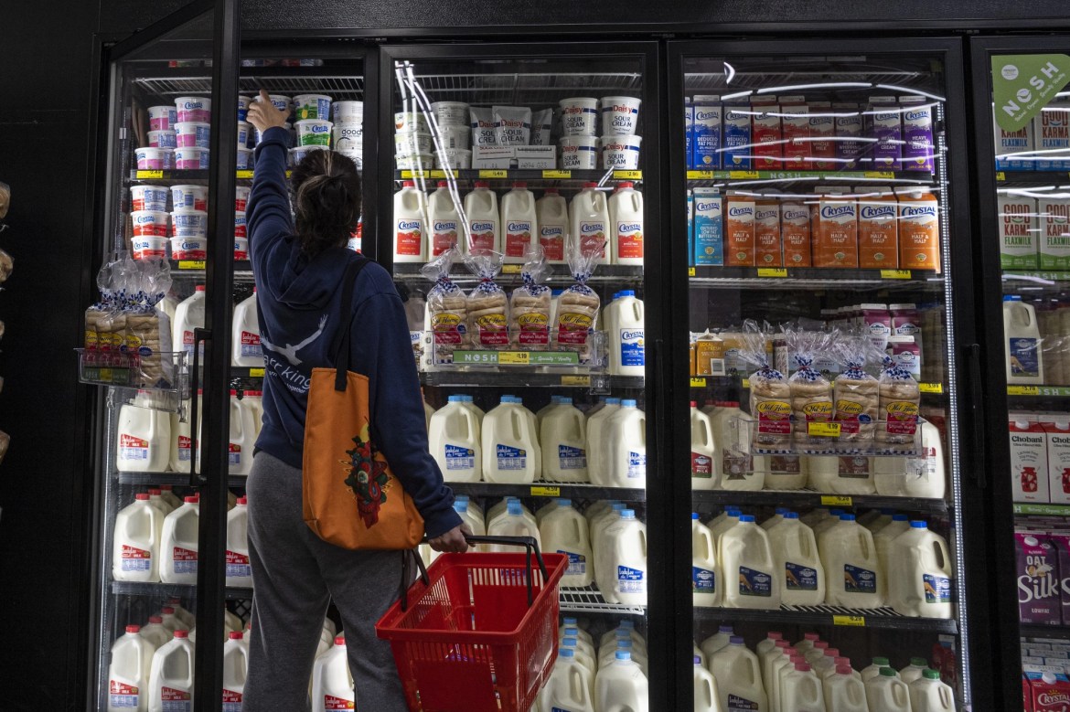 Americans reduce buying gasoline, spend more on food - Photo 2.